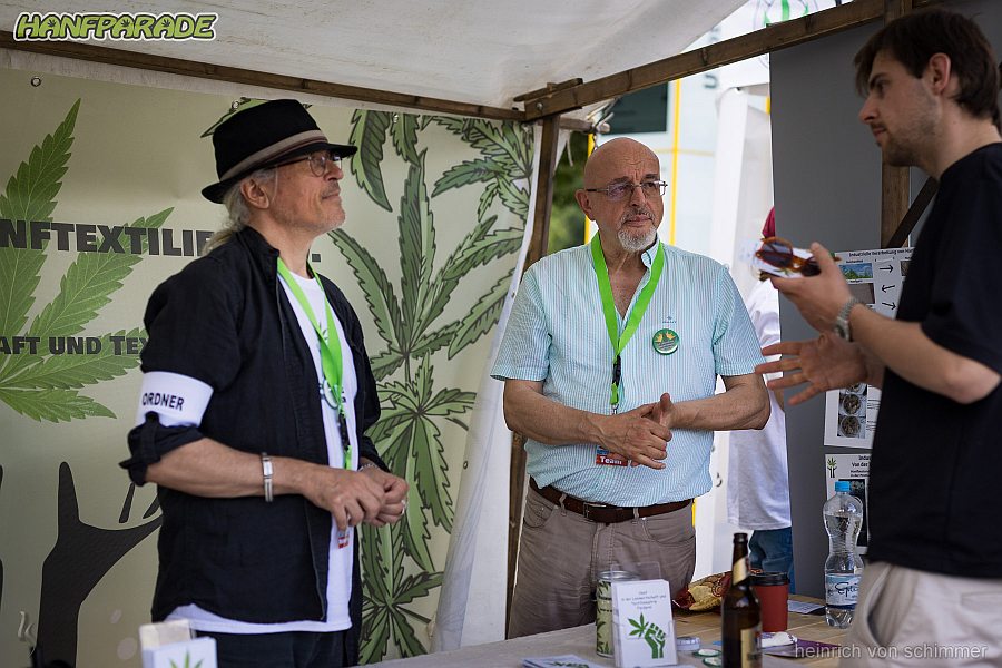 Infostand des Fachverbands Hanftextilien auf der Hanfparade 2024 ein voller Erfolg